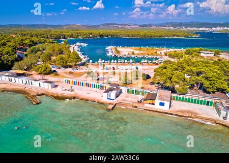 Spiaggia di Jadrija e cabine colorate vista aerea, destinazione turistica nell'arcipelago di Sibenik in Croazia Foto Stock