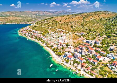 Zatoglav villaggio vicino Rogoznica idillica costa vista aerea, Dalmazia regione della Croazia Foto Stock