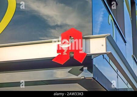 Winnenden, Germania - 22 dicembre 2015: Firma per una farmacia tedesca (Apotheke) sulla nuova facciata moderna del complesso del campus ospedaliero. Foto Stock