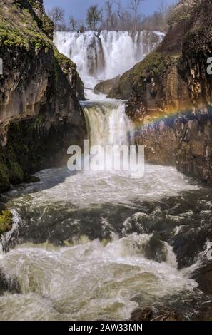 Rainbow su White River Falls, Umatilla altopiano, parte di Columbia Plateau, a sud di Dufur, Oregon, Stati Uniti d'America Foto Stock