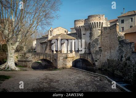 Vecchie mura con ponte, Perne les Fontaines. Provenza francia. Foto Stock