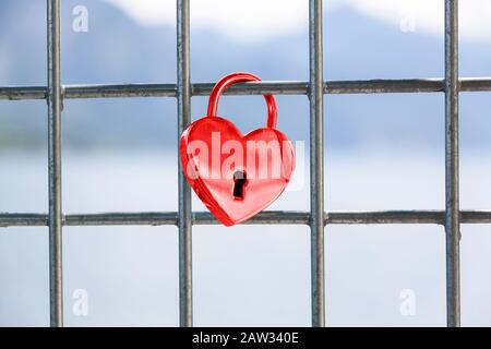 A forma di cuore lucchetto amore - bella giornata di nozze personalizzato. Profondità di campo Foto Stock