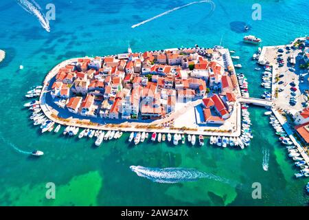 Adriatico Città di Tribunj sulla piccola isola vista aerea, Dalmazia centrale regione della Croazia Foto Stock