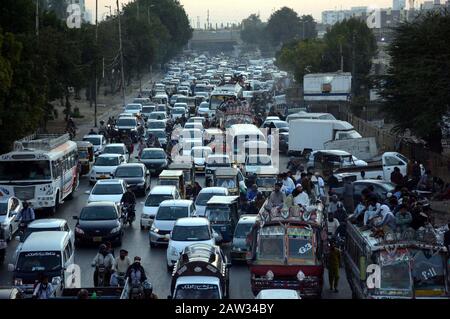 Vista di ingorghi dovuti all'irresponsabilità del funzionario della polizia stradale, che mostra la negligenza del reparto interessato, presso la strada universitaria di Karachi giovedì 06 febbraio 2020. Foto Stock