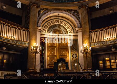 Vienna, Austria, 21 agosto 2019 - porta d'oro dell'arca Torah (o Aron Kodesh) nella sinagoga centrale di Vienna (Stadttempel Wien) a Seitenstetteng Foto Stock