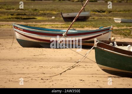 Barche ormeggiate sul fiume Aln, Alnmouth, Northumberland Foto Stock