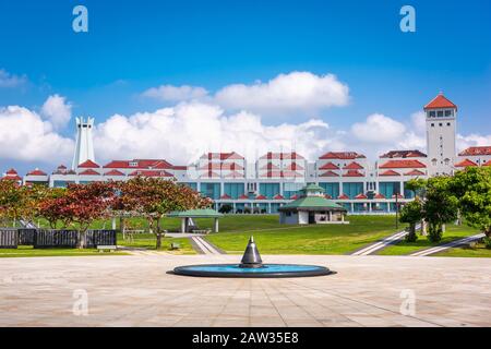 ITOMAN, OKINAWA, GIAPPONE - 24 MARZO 2017: Fontana e cortile al Museo Prefetturale della Pace di Okinawa. Il museo è stato fondato nel 1975 su ma Foto Stock