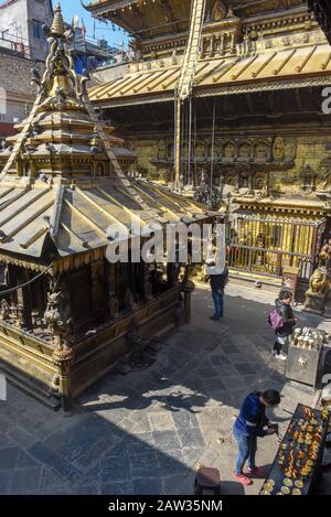 Patan, Nepal - 24 gennaio 2020: Tempio d'oro a Patan vicino a Kathmandu sul Nepal Foto Stock