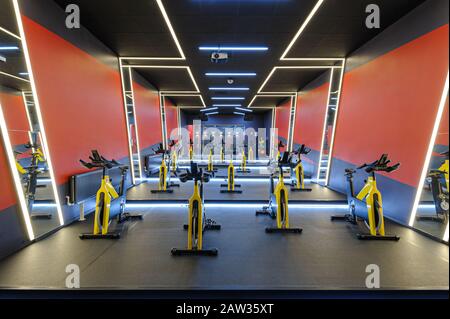 Palestra con cyclette da ginnastica per aerobica Foto Stock