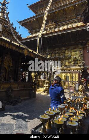 Patan, Nepal - 24 gennaio 2020: Tempio d'oro a Patan vicino a Kathmandu sul Nepal Foto Stock