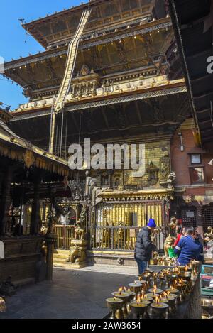 Patan, Nepal - 24 gennaio 2020: Tempio d'oro a Patan vicino a Kathmandu sul Nepal Foto Stock