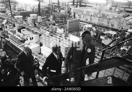 Prince Bernhard Visita la regione di Twente; Visita la birreria di Grolsch Data: 31 ottobre 1978 luogo: Overijssel, Twente Parole Chiave: Birrifici, visita Princes Persona Nome: Bernhard, Prince Foto Stock