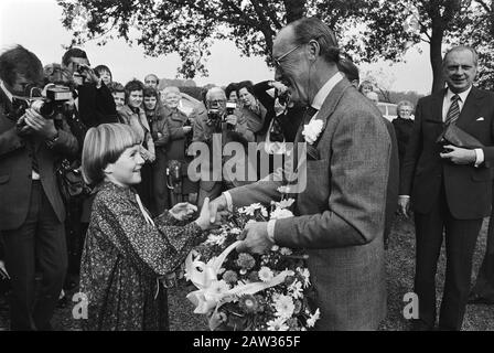 Prince Bernhard visitò la regione di Twente; Visitando Geesteren (Tubbergen). Il principe riceve i fiori offerti Data: 31 ottobre 1978 Località: Geesteren, Overijssel, Tubbergen, Twente Parole Chiave: Visita, principi Nome Persona: Bernhard (Prince Netherlands) Foto Stock