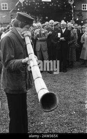 Prince Bernhard visitò la regione di Twente; Visitando Geesteren (Tubbergen). Midwinter Blowing Date: October 31, 1978 Location: Geesteren, Overijssel, Tubbergen, Twente Keywords: Visit, midwinter trombs, principi Person Name: Bernhard (Prince Netherlands) Foto Stock