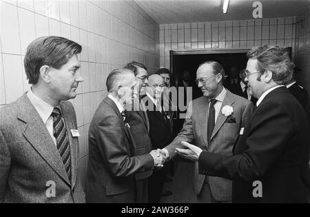 Prince Bernhard Visita la regione di Twente; Visita la birreria di Grolsch Data: 31 ottobre 1978 luogo: Overijssel, Twente Parole Chiave: Birrifici, visita Princes Persona Nome: Bernhard, Prince Foto Stock