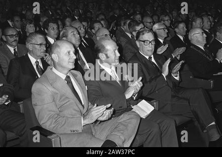 Prince Bernhard apre 25th Int. Congresso aerospaziale in RAI ad Amsterdam; Thomas P. Stafford (a sinistra) e Alexis Leonov (rispettivamente astronauta americano e russo) Durante [text aborted] Data: 30 settembre 1974 luogo: Amsterdam Parole Chiave: Astronauti, conferenze, aperture, principi, spazio Persona Nome: Bernhard (principe Olanda) Leonov, Aleksei, Stafford, Thomas P. Foto Stock