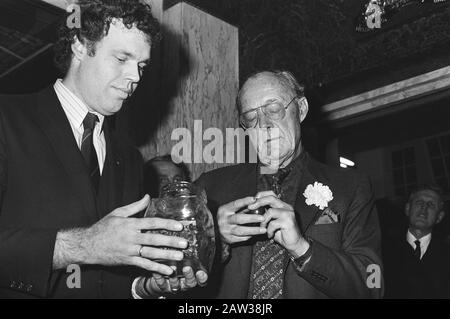 Prince Bernhard Taste New Pipe Tobacco nella famosa casa di tabacco e sigari Hajenius ad Amsterdam Data: 22 novembre 1984 luogo: Amsterdam, Noord-Holland Parole Chiave: Tabacco, tubi, principi Nome Persona: Bernhard (Prince Netherlands) Hajenius, Mulisch, Harry Foto Stock