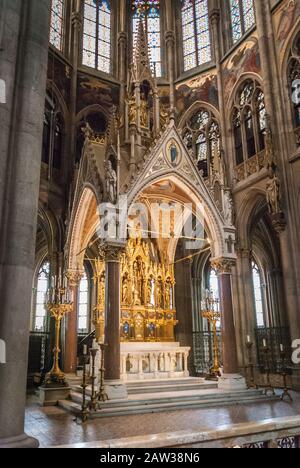 L'altare della Votivkirche (in inglese: Chiesa votiva) è una chiesa neogotica situata sulla Ringstraße di Vienna, in Austria. Foto Stock