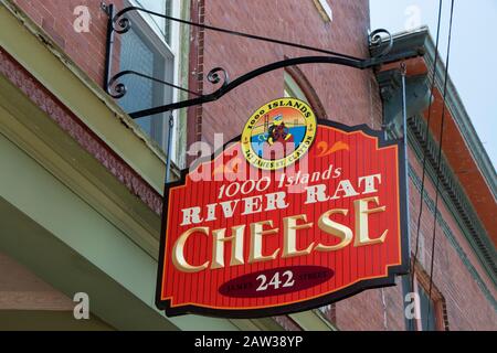 26 Luglio 2019 - Città Di Clayton, Ny, Usa : Cartello In Legno Di Ferro Con Scritto 1000 Islands River Hat Cheese Front Facade Store, Downtown Foto Stock