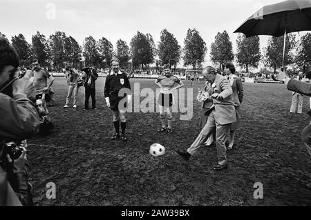 Boerhaave Torneo di Calcio per conto del Fondo Nazionale Sport disabili Principe Bernhard fatto la data di partenza: 26 maggio 1979 Località: Leiden, Olanda del Sud Parole Chiave: Professori, politici, principi, calciatore Nome: Bernhard, Prince (1911-2004) Foto Stock