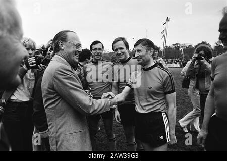 Boerhaave Torneo di Calcio per conto del Fondo Nazionale Sport disabili Principe Bernhard van Agt (CDA), Brinkhorst (D66) e Terlouw (D66) Data: 26 maggio 1979 Località: Leiden, Sud-Olanda Parole Chiave: Professori, primi ministri, politici, principi, calciatore Nome: AGT, Dries van, Bernhard (Prince Netherlands), Brinkhorst, Laurens, Terlouw Foto Stock