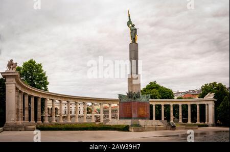 Hochstrahlbrunnen e Monumento degli Eroi dell'Armata Rossa (Heldendenkmal der Roten Armee, Wien) - Vienna, Austria Foto Stock