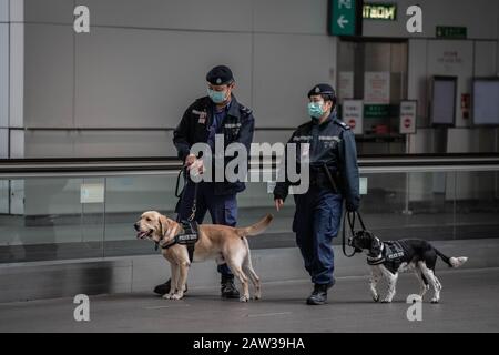 Hong Kong, Cina. 06th Feb, 2020. Gli agenti di polizia indossano maschere chirurgiche all'Aeroporto Internazionale di Hong Kong a Hong Kong.Un altro giorno a Hong Kong durante l'epidemia di virus corona. Focolaio comunitario dichiarato nella città: Il governo ha detto che tutti i viaggiatori provenienti dalla Cina continentale, compresi i residenti di Hong Kong, sarebbero messi in una quarantena obbligatoria di 14 giorni come parte della sua risposta aumentata al contagio. Credit: Sopa Images Limited/Alamy Live News Foto Stock