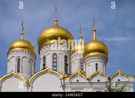 Dettagli architettonici e le cupole della cattedrale dell'Annunciazione, Sobornaya Ploshad (piazza della cattedrale), il Cremlino di Mosca, Russia Foto Stock