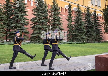 Cerimonia di cambio della guardia presso la tomba del Milite Ignoto memoriale di guerra, città del Cremlino, Mosca, Russia. Foto Stock