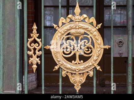 Porta d'ingresso e monogramma dorato alla cabina di Pietro il Grande, una piccola casa di legno e il primo 'palazzo' di San Pietroburgo, Russia Foto Stock