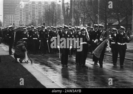 Il Principe Claus il Sabato a Rotterdam ha effettuato una parata del corpo Marino i.v. 315-anno migliore del corpo, la parata Data: 13 dicembre 1980 Località: Rotterdam, Sud Olanda Parole Chiave: Sfilate di moda, corpo Nome Persona: Claus, Prince Institution Nome: Marine Corps Foto Stock