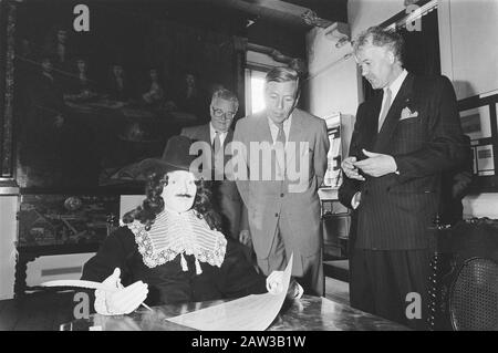 Prince Claus in Hoorn in mostra VOC; Prince Claus in mostra Data: 19 maggio 1987 Località: Hoorn, Noord-Holland Parole Chiave: Mostre Nome Persona: Claus, Prince Foto Stock