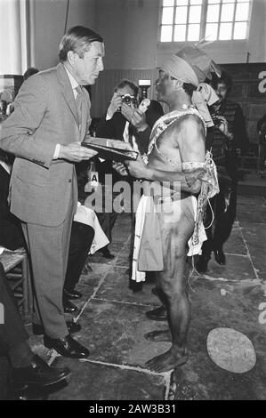 Prince Claus in Hoorn on exhibition VOC; Prince Claus Gets Beam Work artista Moluccan Willy Nanlohy informazioni su misfatti JP Coen / Data: 19 maggio 1987 Località: Hoorn, Maluku, North Holland Parole Chiave: Artisti, principi, mostre Persona Nome: Claus, Prince, JP Coen Foto Stock