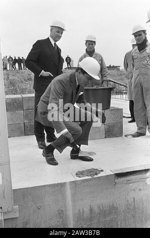 Prince Claus pone la pietra di fondazione per il nuovo edificio espositivo Royal Dutch Jaarbeurs Data: 8 marzo 1967 Località: Utrecht Parole Chiave: Edifici Nome Persona: Claus, Prince, Royal Dutch Jaarbeurs Foto Stock