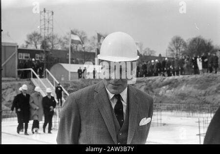 Prince Claus pone la pietra di fondazione per il nuovo edificio della mostra Royal Dutch Jaarbeurs Data: 8 marzo 1967 Parole Chiave: Edifici Nome Persona: Claus, Prince Foto Stock