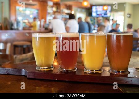 26 luglio 2019 - Città di Clayton, New York, USA: Degustazione di birra, degustazione, birrificio in barca a legna Foto Stock