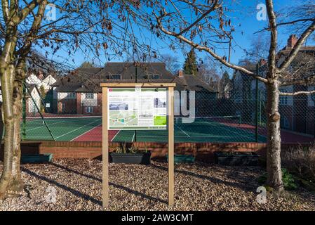 I campi da tennis della Moor Pool Estate, che è un sobborgo giardino a Harborne, Birmingham, e un'area protetta. Foto Stock