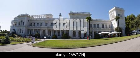 Yalta, Crimea - 09/04/2019: Panorama del Palazzo Livadia in una chiara giornata di sole. Foto Stock