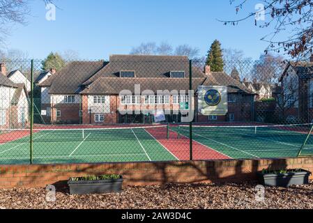 I campi da tennis della Moor Pool Estate, che è un sobborgo giardino a Harborne, Birmingham, e un'area protetta. Foto Stock