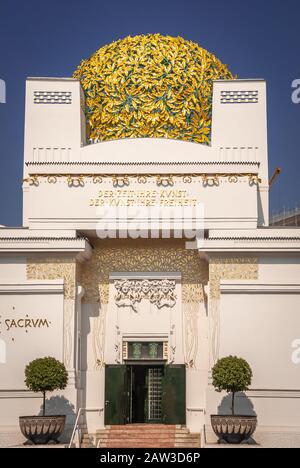 Secession Building, Salone dell'Arte Contemporanea, Vienna, Austria (scrittura tedesca: Ad ogni tempo la sua arte, ad ogni arte la sua libertà) Foto Stock