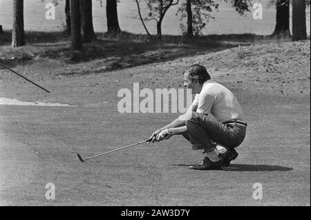 Prince Claus At American Express Pro Am Golf Tournament A Hilversum Data: 7 Agosto 1974 Luogo: Hilversum Parole Chiave: Princes Nome Persona: Claus, Prince Foto Stock