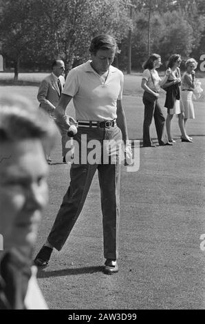 Prince Claus At American Express Pro Am Golf Tournament A Hilversum Data: 7 Agosto 1974 Luogo: Hilversum Parole Chiave: Princes Nome Persona: Claus, Prince Foto Stock