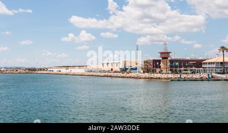 Vilamoura, Portogallo - 1° maggio 2018: Vista dell'ingresso al porto turistico dove le persone camminano in una giornata primaverile Foto Stock