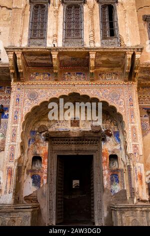 India, Rajasthan, Shekhawati, Mandawa, porta della storica Saraf Sadam Haveli, di proprietà della famiglia Calcutta assente Foto Stock