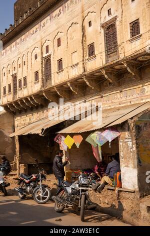 India, Rajasthan, Shekhawati, Mandawa, haveli storici, ora utilizzati come negozi con molo piano superiore Foto Stock