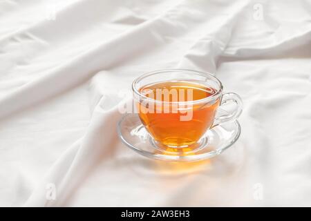 Tazza di tè del mattino su foglio bianco con spazio per le copie. Buon concetto di mattina. Foto Stock