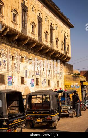 India, Rajasthan, Shekhawati, Mandawa, autorickshaws parcheggiati sotto le finestre del piano superiore del molo dipinte di haveli Foto Stock