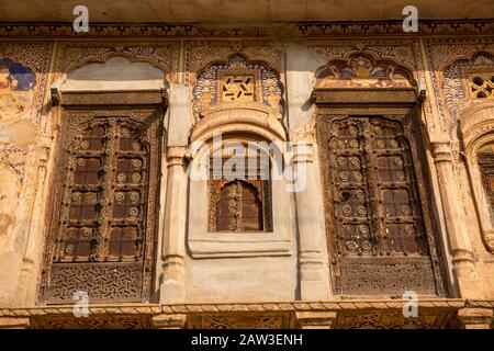 India, Rajasthan, Shekhawati, Mandawa, ha decorato haveli con persiane in legno Foto Stock