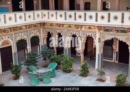 India, Rajasthan, Shekhawati, Mandawa, cortile interno dell'Hotel Shahi Palace, hotel storico recentemente restaurato Foto Stock