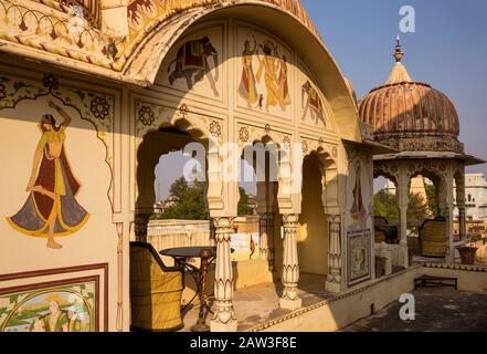 India, Rajasthan, Shekhawati, Mandawa, Fatehpur Road, piattaforma di Hotel Royal Rest, patrimonio hotel nella storica Goenka Chhatri, cenotafia per Pod ricco Foto Stock